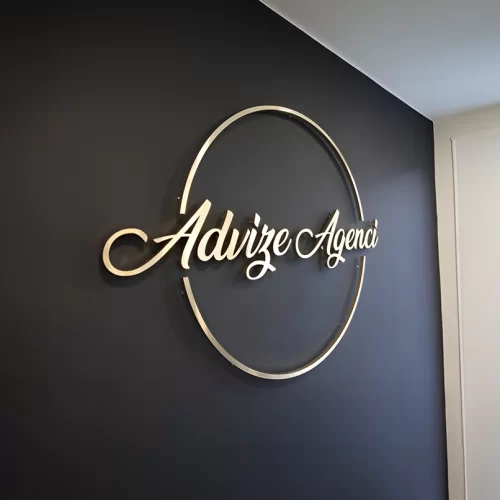 Diseño moderno y elegante para empresas que buscan destacar su branding en interiores.