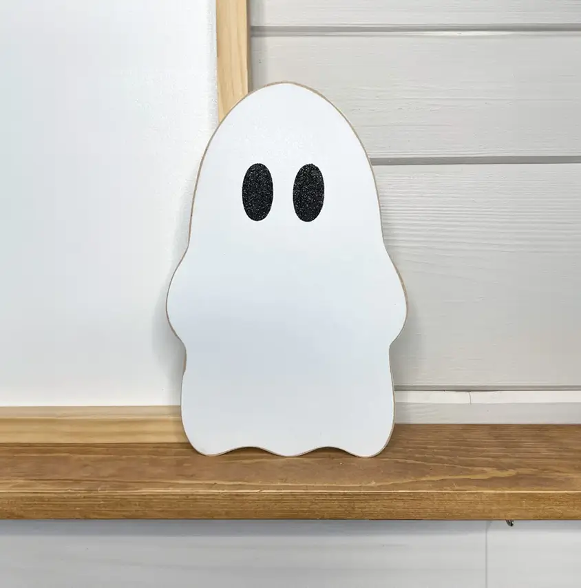 Dos adorables fantasmas de madera, uno grande y otro pequeño, listos para dar vida a tu decoración de Halloween. Con sus ojos negros y sus formas suaves, estos fantasmas son la adición perfecta para cualquier hogar festivo.