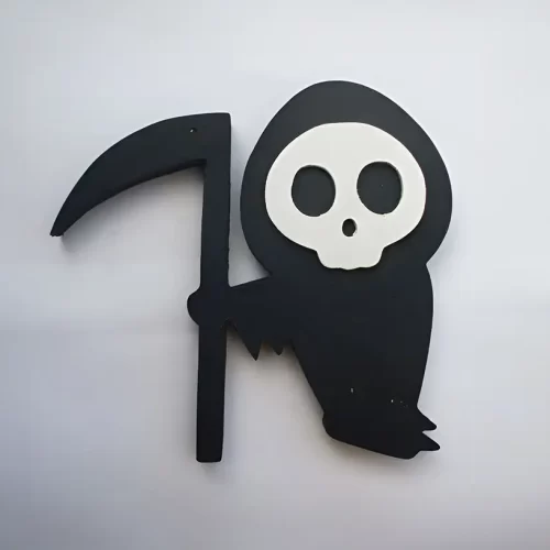 Figura de madera personalizada con diseño de la Muerte, sosteniendo una guadaña. Ideal para decorar en Halloween. Incluye opción de personalizar el nombre. Mejor regalo
