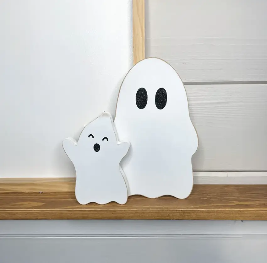 Estos encantadores fantasmas de madera son la manera perfecta de agregar un toque de diversión y misterio a tu decoración de Halloween. Con su tamaño perfecto y su diseño adorable, ideales para colocar fuera de las puertas, porticones y dar la etnrada a las visitas.