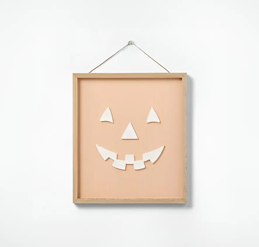 Adorno de pared de madera con diseño de calabaza tallada sonriendo. Ideal para crear un ambiente festivo y rústico en tu hogar.