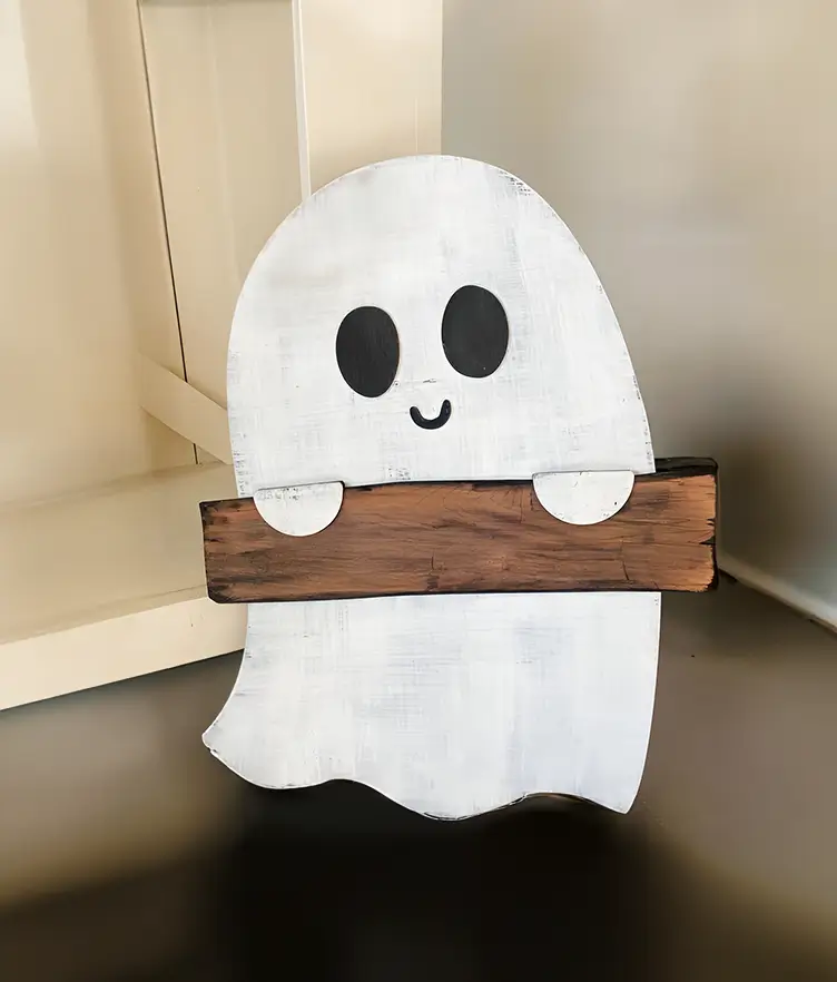 Este fantasma de madera es la manera perfecta de agregar un toque de misterio y diversión a tu decoración de Halloween. Con su sonrisa amistosa y su letrero, es seguro que alegrará a todos los que lo vean.