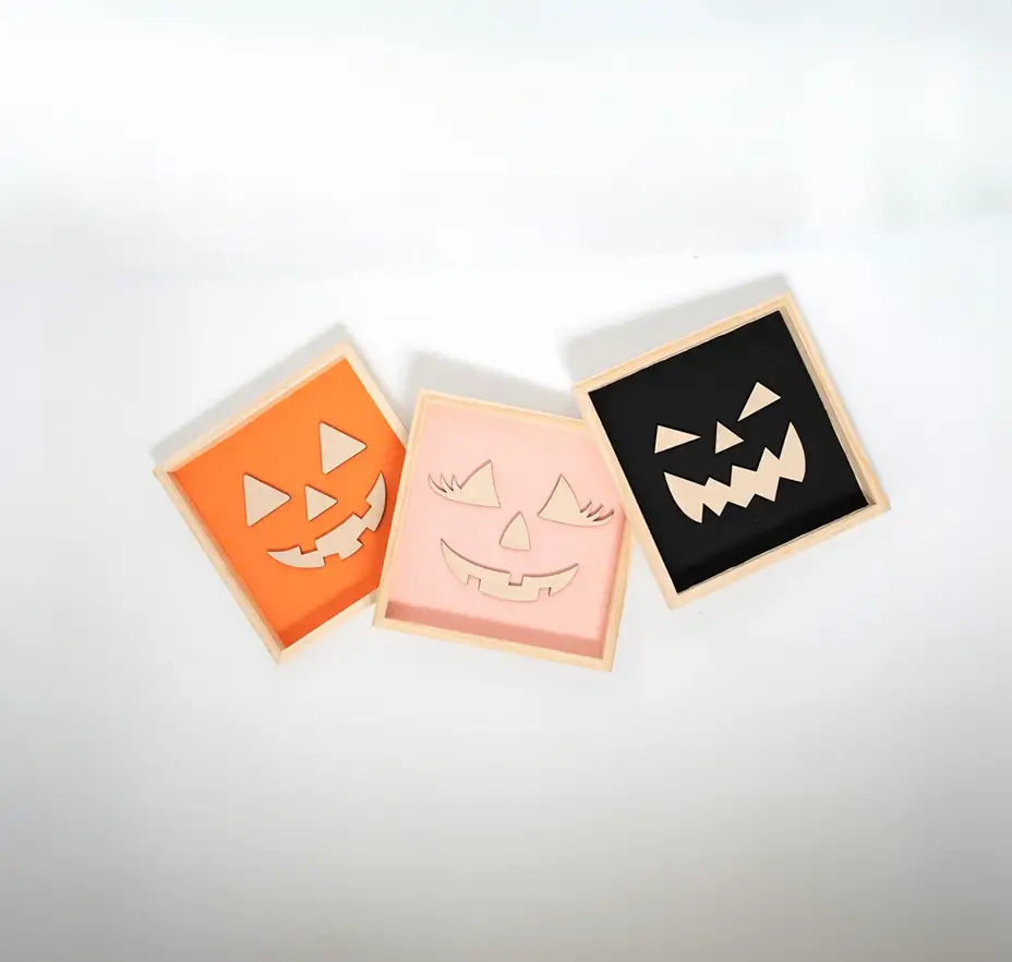 Cuadros de madera con diseños de calabazas de Halloween en diferentes colores y expresiones. Decoración de pared original y divertida para crear un ambiente festivo.