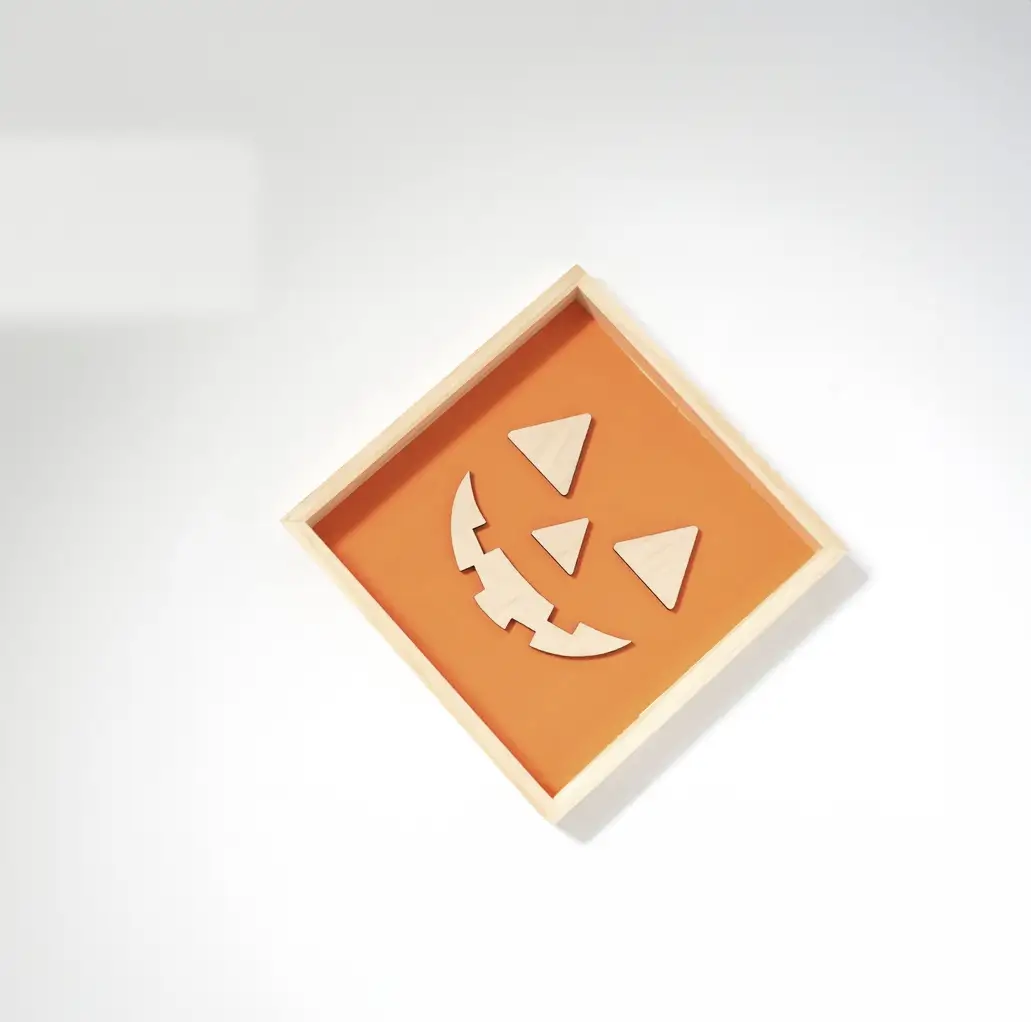 Adorno de pared de madera con diseño de calabaza tallada. Ideal para crear un ambiente festivo y rústico en tu hogar.