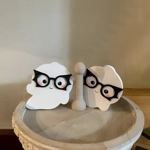 Adorno de madera de fantasma con gafas para Halloween. Diseño artesanal y divertido, perfecto para decorar tu hogar. Hecho a mano con mucho cariño.