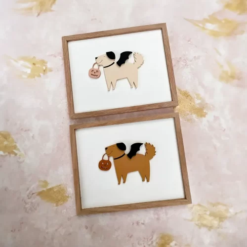 Cuadro de madera con diseño de un perro disfrazado de murciélago para Halloween, sosteniendo una calabaza. Una pieza única y divertida para decorar tu hogar