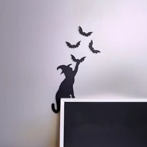 Gato con la pata alzada, intentando alcanzar murcielagos de madera negro, diseño minimalista y elegante. Perfecto para decorar cualquier rincón durante todo el año. Ideal para colocar en repisas, marcos o puertas.