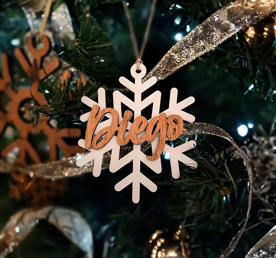 Adorno navideño personalizado en forma de copo de nieve con el nombre Diego, elaborado en madera.
