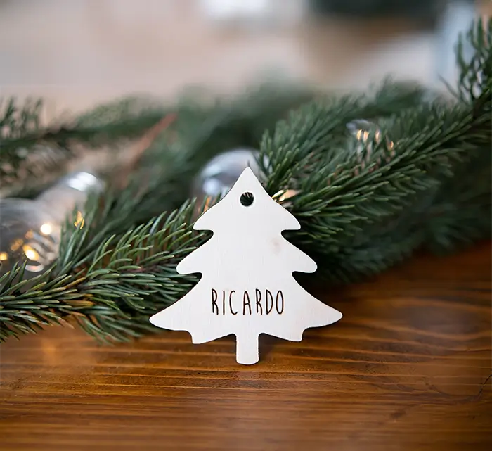 Colgante hecho en madera con forma de árbol y grabado que dice: "Ricardo".