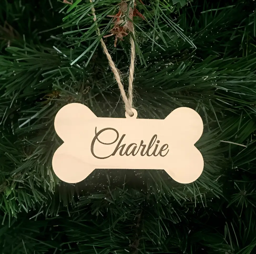 Personaliza tu árbol de Navidad con este tierno adorno en forma de hueso con el nombre de tu mascota.