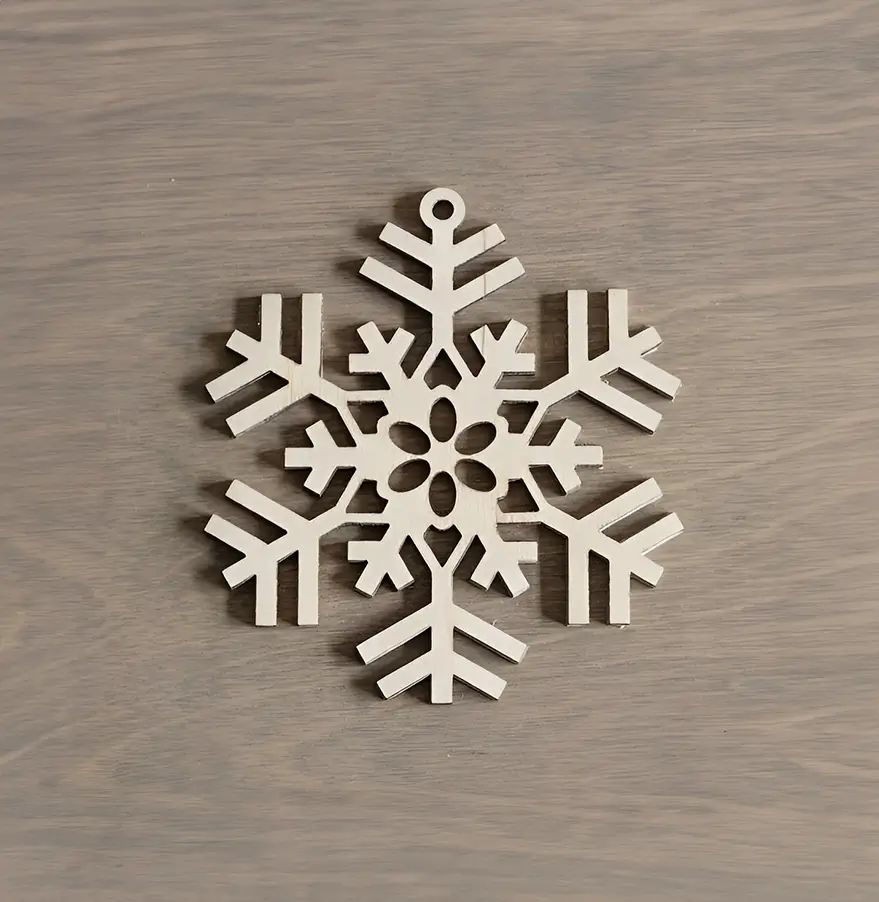 Pieza de madera con forma de copo de nieve para decorar la casa en navidad