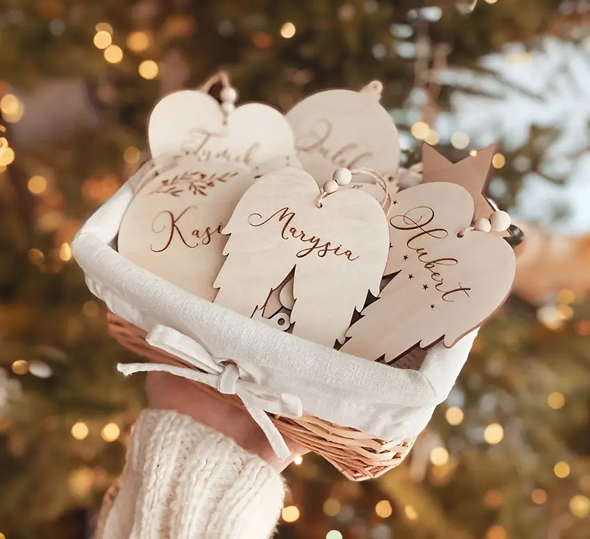 Adornos navideños de madera en forma de alas de ángel, perfectos para regalar.