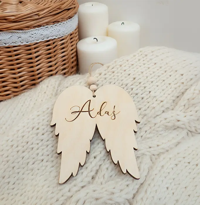 Celebra la Navidad con estos encantadores adornos de alas de ángel personalizados.