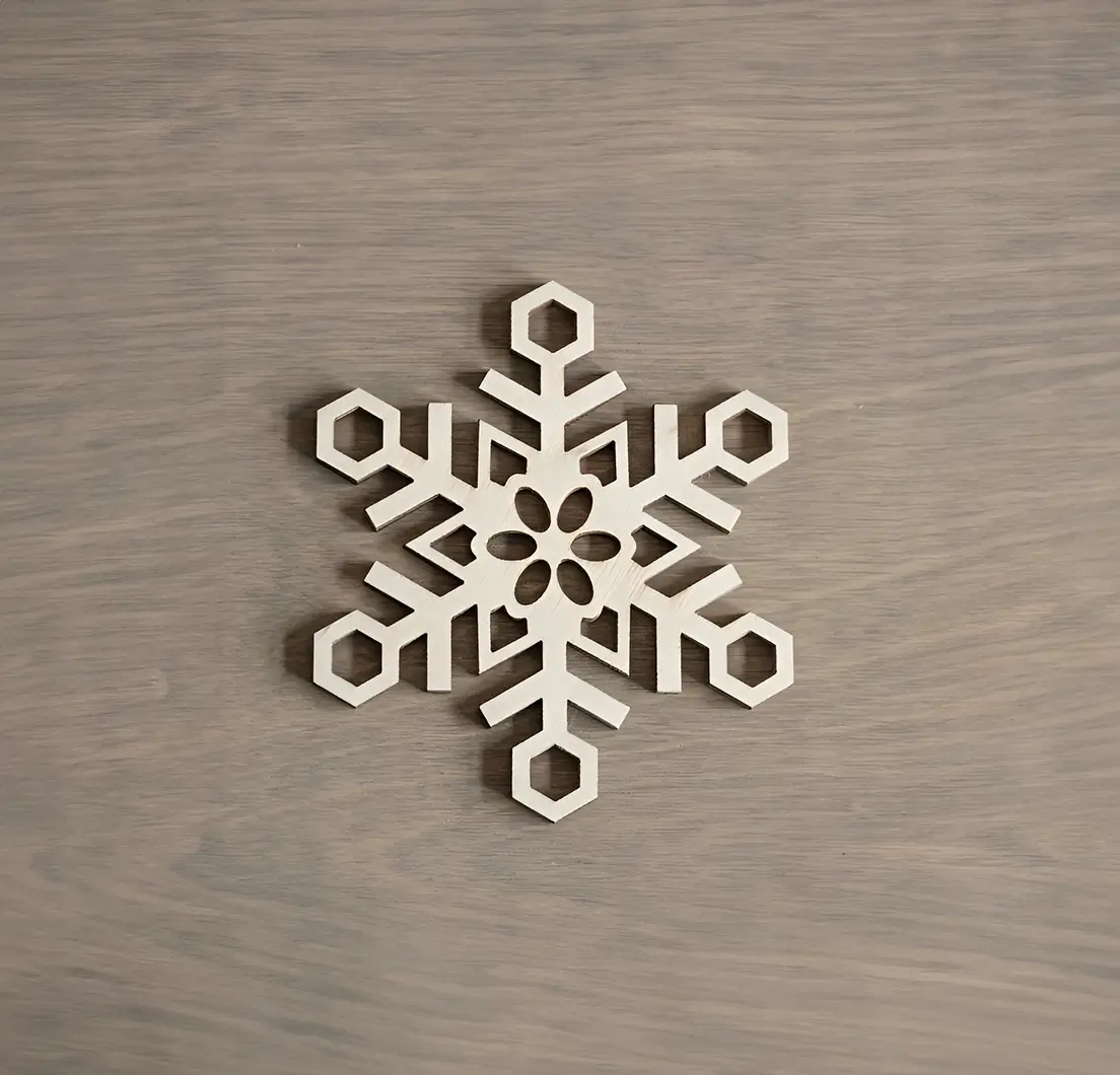 Elegante decoración navideña: copo de nieve de madera.