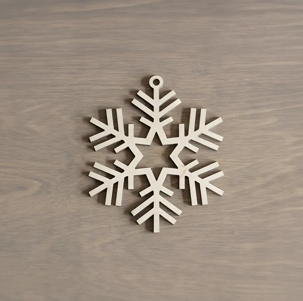 Adorno navideño personalizado en forma de copo de nieve, una opción única y especial para decorar el hogar.