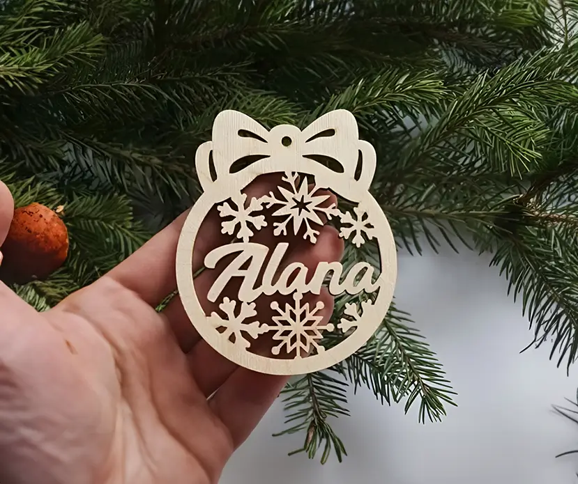 Celebra la Navidad con este encantador adorno de copo de nieve personalizado.