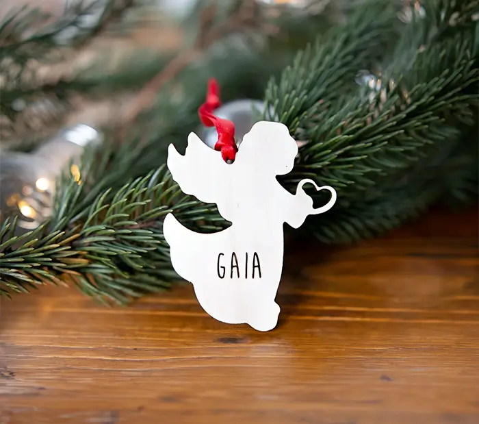 Adorno navideño para colgar en arbol para esta navidad cortado en forma de ángel y grabado de Gaia.