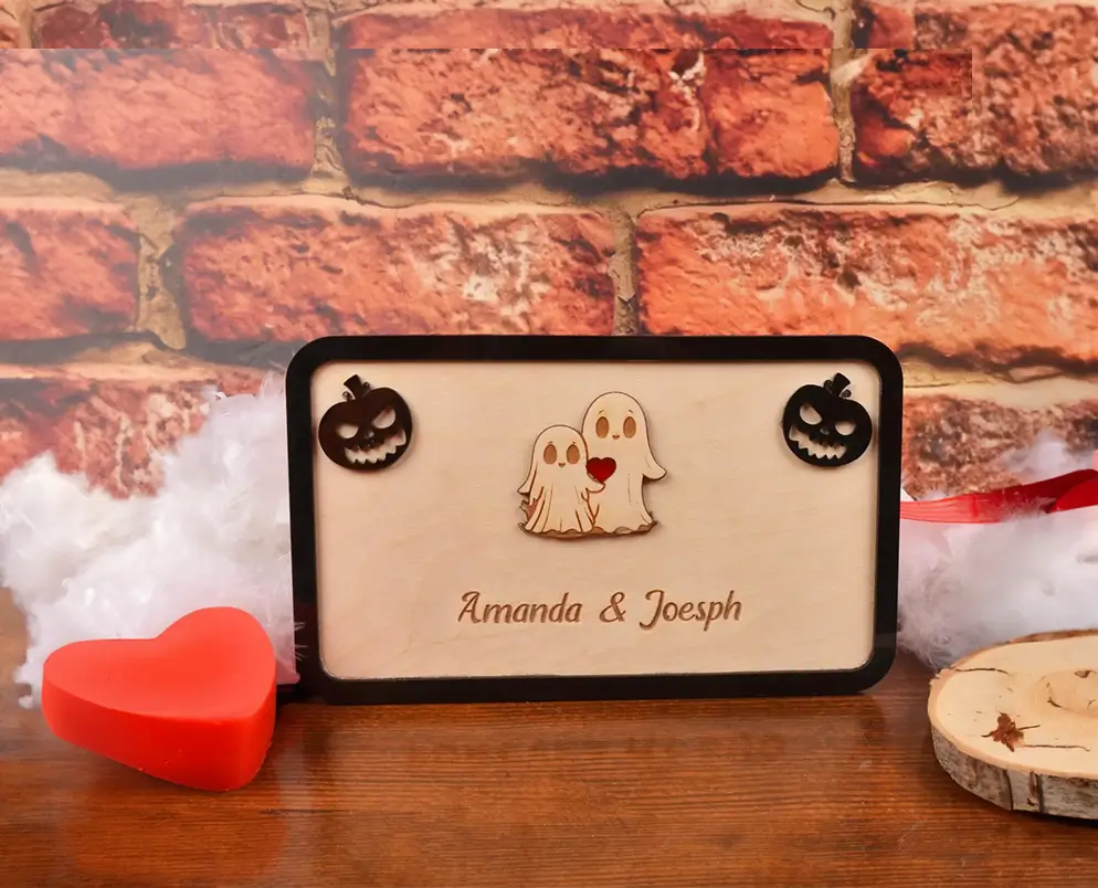 Placa de madera con mensaje romántico de Halloween "Forever My Boo". Ideal para decorar y regalar en fechas especiales. Diseño personalizado con nombres.