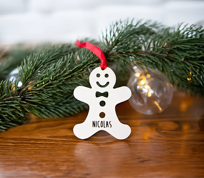 Decoración para colgar en árbol. con forma de galleta de jengibre y grabado.