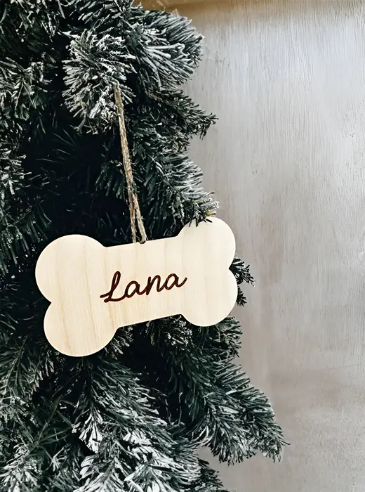 Original decoración navideña para amantes de los perros: adorno de hueso de madera grabado con nombre.