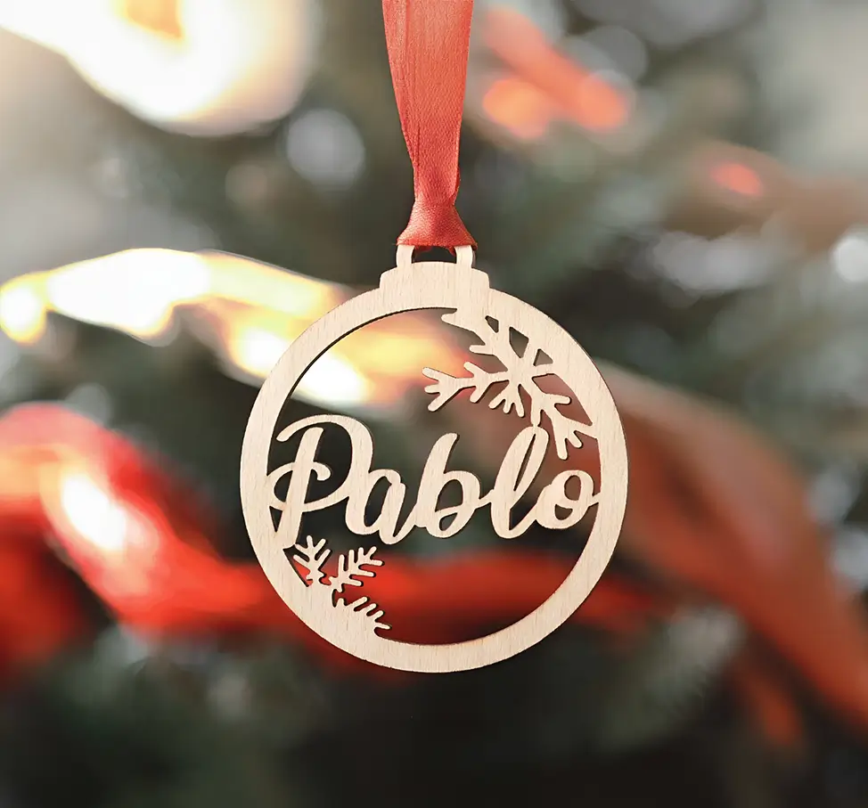 Original adorno navideño de madera con diseño de copo de nieve y nombre personalizado.