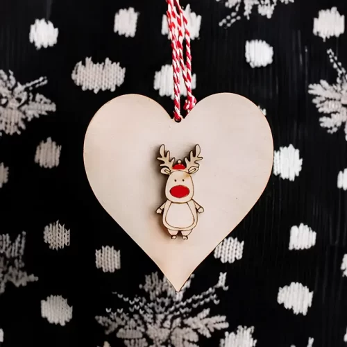 Original adorno navideño de madera con diseño de reno y corazón.