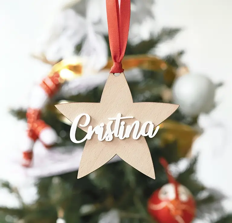 Adorno navideño de madera personalizado en forma de estrella con el nombre "Cristina".