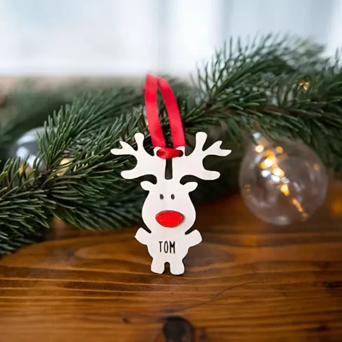 Adorno navideño de madera personalizado en forma de reno con el nombre "Tom".
