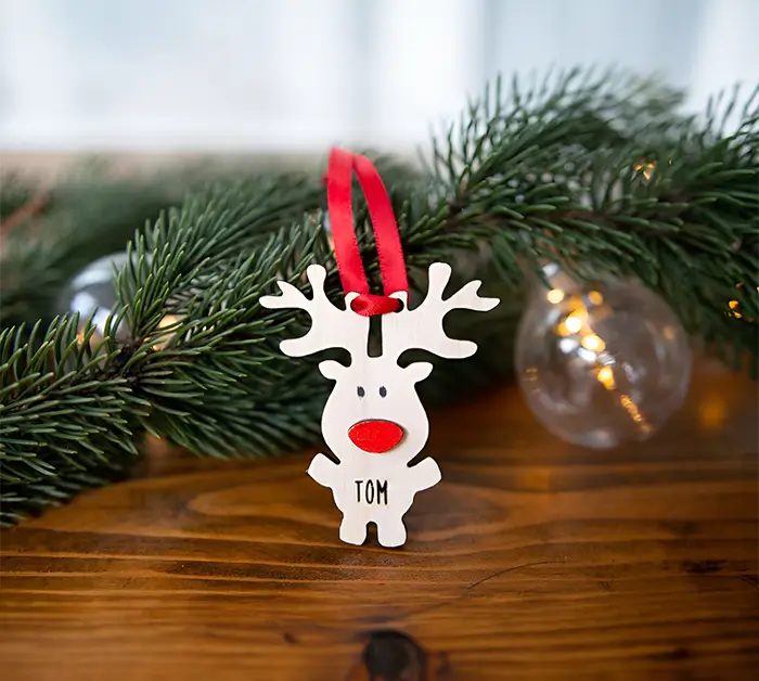Adorno navideño de madera personalizado en forma de reno con el nombre "Tom".