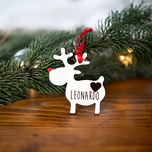 Original adorno navideño de madera con diseño de reno y nombre personalizado.