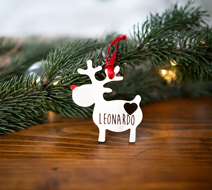 Original adorno navideño de madera con diseño de reno y nombre personalizado.