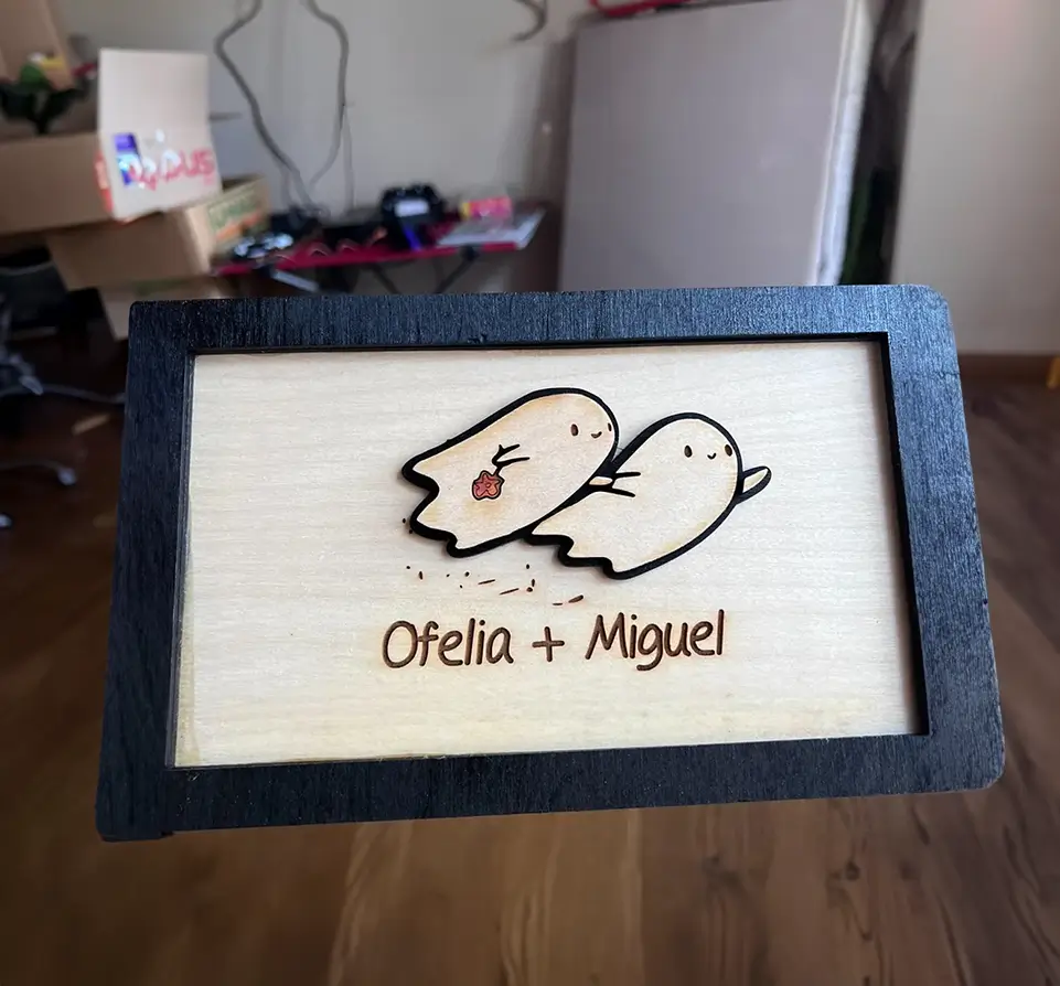 Placa de madera personalizada con diseño de dos fantasmas flotantes y nombres. Ideal para parejas amantes de Halloween. Un regalo único y original para decorar el hogar. Personalizable