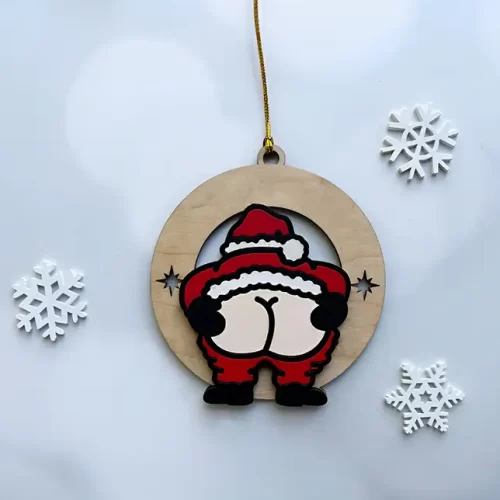 Colgante para árbol de navidad hecho en madera con diseño de santa haciendo un gesto gracioso para una borma pesada en navidad.