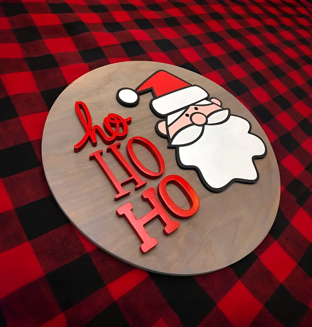 Decoración navideña inclusiva: rostro de Santa Claus de madera, con barba blanca y sombrero rojo. Ideal para colgar en la puerta o en la pared.