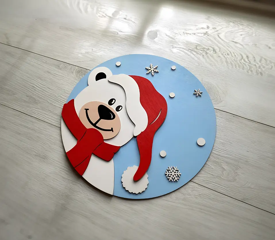 Decoración navideña artesanal: figura de oso polar de madera con un diseño adorable y festivo. El oso lleva un gorro de Santa y una bufanda, y está rodeado de copos de nieve.