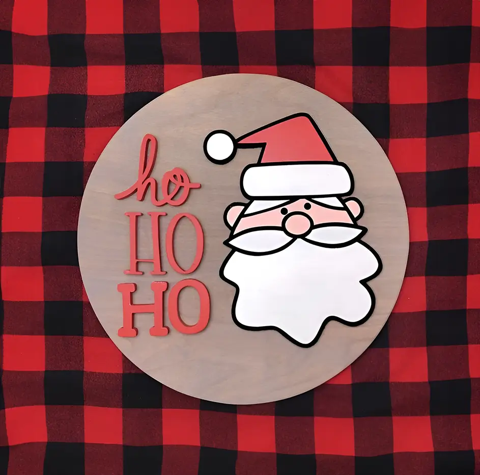 Figura decorativa de Santa Claus diverso: diseño de madera con el clásico "Ho Ho Ho" en color rojo. Perfecto para añadir un toque festivo y representativo a la decoración navideña.