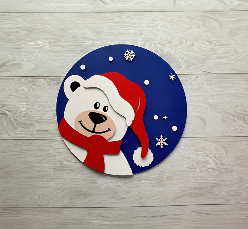 Muñeco de oso polar navideño de madera: adorno circular con un diseño clásico y encantador. El oso lleva un gorro de Santa y una bufanda, y está sobre un fondo azul con copos de nieve.